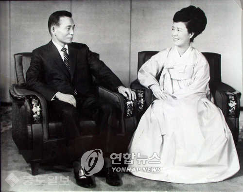 ▲ 박정희 대통령과 육영수 여사의 생전 모습/사진=연합 DB ▲ 박정희 대통령과 육영수 여사의 생전 모습/사진=연합 DB