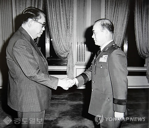 ▲ 1980년 8월 최규하 대통령이 전두환 육군 대장의 진급신고를 받고 악수하는 모습/사진=연합 DB
<br /> ▲ 1980년 8월 최규하 대통령이 전두환 육군 대장의 진급신고를 받고 악수하는 모습/사진=연합 DB
<br />