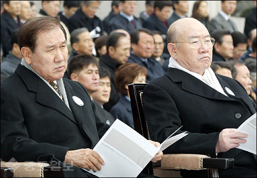 ▲ 2003년 2월 서울 여의도 국회에서 열린 제16대 노무현 대통령 취임식에 참석한 노태우, 전두환 전 대통령/사진=연합 DB ▲ 2003년 2월 서울 여의도 국회에서 열린 제16대 노무현 대통령 취임식에 참석한 노태우, 전두환 전 대통령/사진=연합 DB