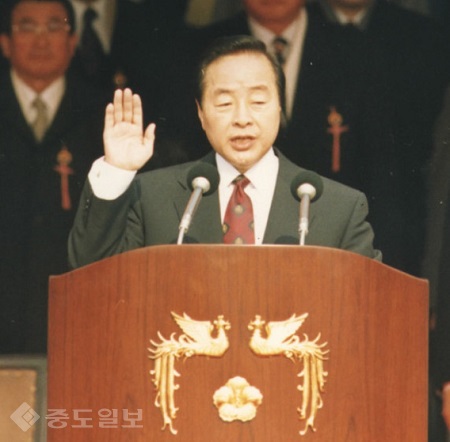 ▲▲1993년 2월 김영삼 대통령이 제14대 대통령 취임식을 갖고 선서하고 있다.사진=연합 DB ▲▲1993년 2월 김영삼 대통령이 제14대 대통령 취임식을 갖고 선서하고 있다.사진=연합 DB