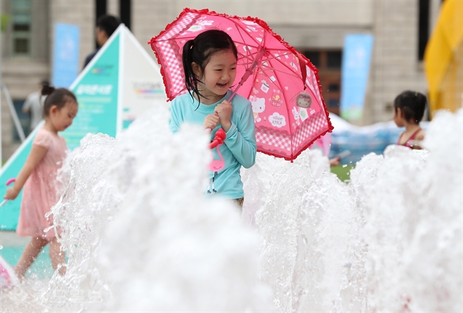 ▲29일 오후 서울 중구 서울시청광장에 설치된 분수에서 어린이들이 물놀이를 즐기고 있다.