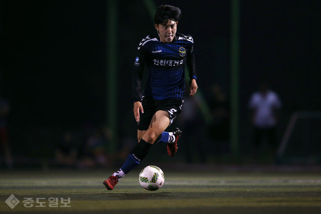 ▲ 7월 23일 열린 U18챔피언십 개막전에서 2015 U18 챔피언십 득점왕 인천U18 김보섭이 드리블을 하고 있다.