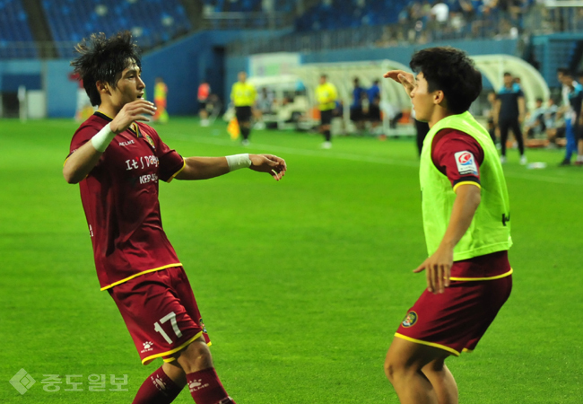 ▲ 봤냐 봤어? 대전시티즌 진대성 선수과 첫 득점을 성공시키고 동료 선수와 기쁨을 나누고 있다. ▲ 봤냐 봤어? 대전시티즌 진대성 선수과 첫 득점을 성공시키고 동료 선수와 기쁨을 나누고 있다.