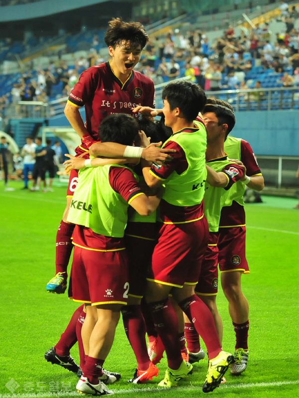 ▲ 진대성의 첫 골을 축하해주는 시티즌 선수들 ▲ 진대성의 첫 골을 축하해주는 시티즌 선수들