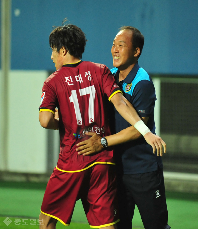 ▲ '그래 잘했다 내새끼' 대전시티즌 김종현 코치가 골을 성공시킨 진대성 선수의 첫 득점을 축하하며 격려하고 있다. ▲ '그래 잘했다 내새끼' 대전시티즌 김종현 코치가 골을 성공시킨 진대성 선수의 첫 득점을 축하하며 격려하고 있다.