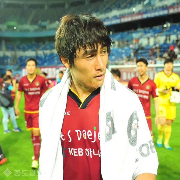 ▲ 진대성의 날! 오늘 내가 잘하긴 했나? 진대성 선수가 경기 종료 후 기자들의 카메라가 몰려들자 얼굴을 돌리고 있다. ▲ 진대성의 날! 오늘 내가 잘하긴 했나? 진대성 선수가 경기 종료 후 기자들의 카메라가 몰려들자 얼굴을 돌리고 있다.