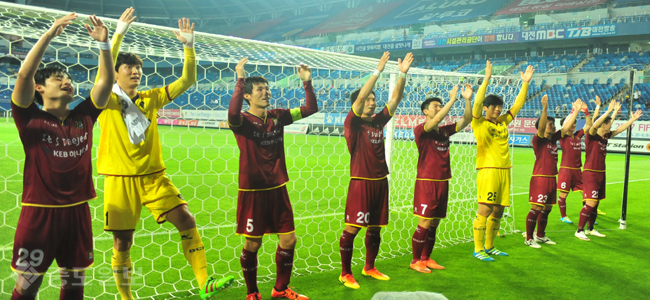 ▲ 1일 오후 대전월드컵경기장에서 열린 현대오일뱅크 K리그 챌린지 2016 26라운드 대전시티즌과 경남FC와의 경기에서 3-1 대승을 거두고 팬들과 함께 만세 세레모니를 선보이고 있다. ▲ 1일 오후 대전월드컵경기장에서 열린 현대오일뱅크 K리그 챌린지 2016 26라운드 대전시티즌과 경남FC와의 경기에서 3-1 대승을 거두고 팬들과 함께 만세 세레모니를 선보이고 있다.