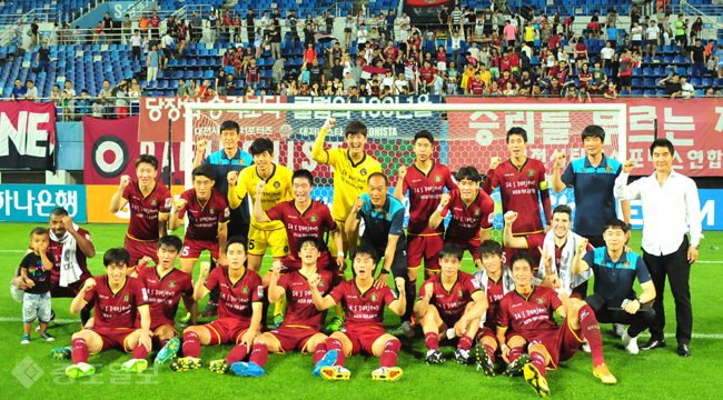 ▲ 1일 오후 대전월드컵경기장에서 열린 현대오일뱅크 K리그 챌린지 2016 26라운드 대전시티즌과 경남FC와의 경기에서 진대성과 구스타보, 김동찬의 골이 터진 대전시티즌이 3-1 대승을 거두고 팬들과 함께 승리기념 인증샷을 남기고 있다. ▲ 1일 오후 대전월드컵경기장에서 열린 현대오일뱅크 K리그 챌린지 2016 26라운드 대전시티즌과 경남FC와의 경기에서 진대성과 구스타보, 김동찬의 골이 터진 대전시티즌이 3-1 대승을 거두고 팬들과 함께 승리기념 인증샷을 남기고 있다.