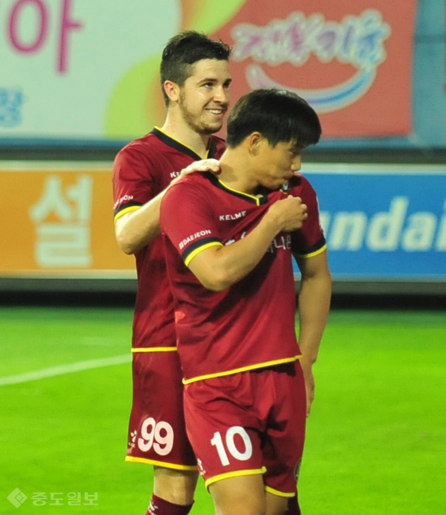 ▲ 대전시티즌 김동찬 선수가 경남FC와의 경기에서 팀의 세 번째 골을 터트리며 유니폼 엠블렘에 키스 세레모니를 선보이고 있다.  