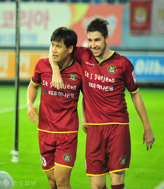 ▲ 김동찬 선수가 팀의 세 번쨰 골을 터트리며 두 번째 득점을 한 구스타보 선수와 기쁨을 나누고 있다. 