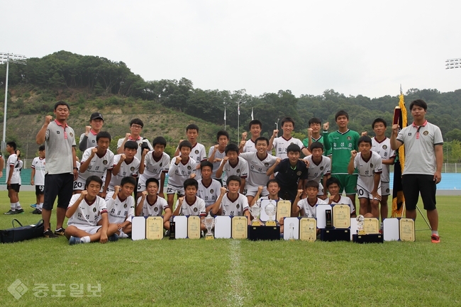 ▲ U-15 팀 감독과 선수들 모습.