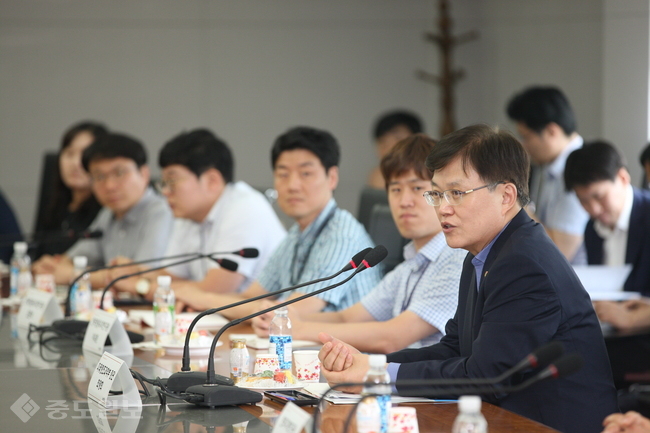 ▲ 최양희 미래창조과학부 장관은 3일 오후 대전 유성구 한국표준과학연구원에서 출연연 신진 연구자들과 간담회를 가졌다.