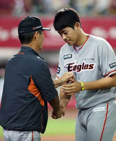 ▲ 경기후 이태양 선수와 김성근 감독 = 한화이글스 제공