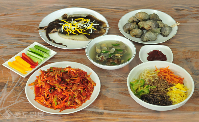 ▲ 해나식당이 자랑하는 난지도의 맛 4총사 간재미회무침, 간재미찜, 비빔밥, 바지락(박하지)칼국수