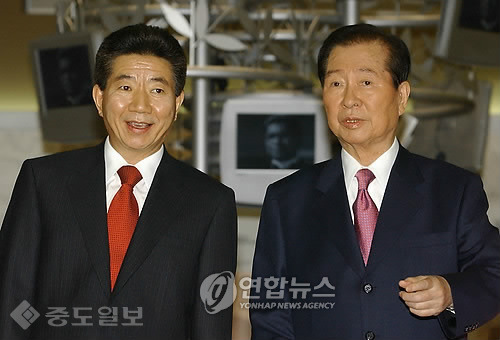 ▲ 김대중, 노무현 전 대통령이 함께 한 모습./사진=연합 DB ▲ 김대중, 노무현 전 대통령이 함께 한 모습./사진=연합 DB