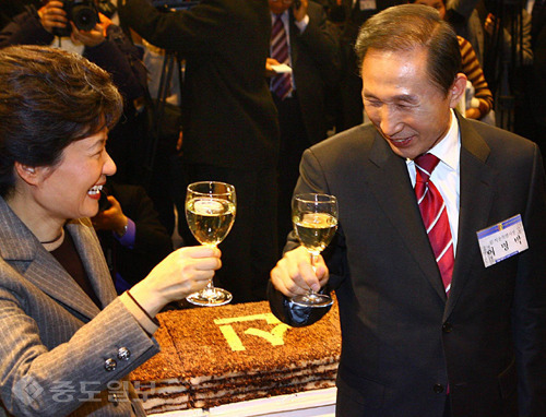 ▲ 이명박 전 대통령과 함께 한 박근혜 대통령 모습 ▲ 이명박 전 대통령과 함께 한 박근혜 대통령 모습