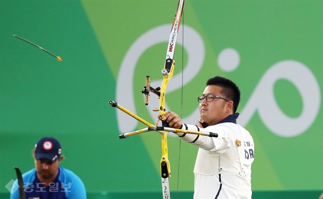 ▲ (리우데자네이루=연합뉴스) 박동주 기자 = 6일(현지시간) 브라질 리우데자네이루 삼보드로모 경기장에서 열린 2016 리우올림픽 남자양궁 단체전 결승에서 김우진이 활시위를 당기고 있다.