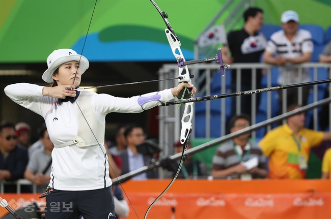 ▲7일 오후(현지시간) 브라질 리우데자네이루 삼보드로모 경기장에서 열린 2016 리우올림픽 여자양궁 단체전 러시아와 결승에서 기보배가 활시위를 당기고 있다. 연합뉴스