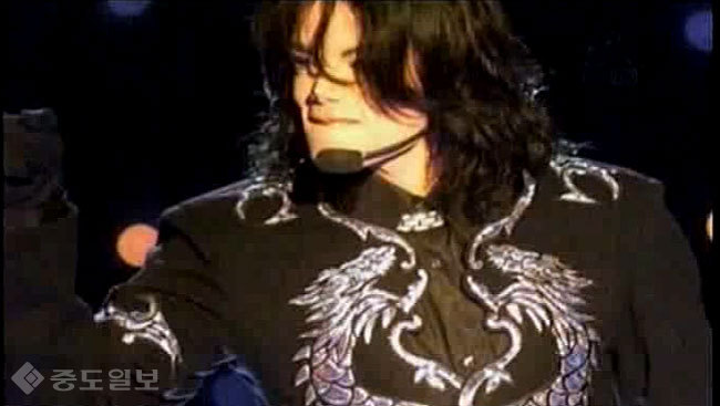 ▲ 앙드레 김이 디자인한 옷을 입은 마이클 잭슨/사진=유튜브 ▲ 앙드레 김이 디자인한 옷을 입은 마이클 잭슨/사진=유튜브