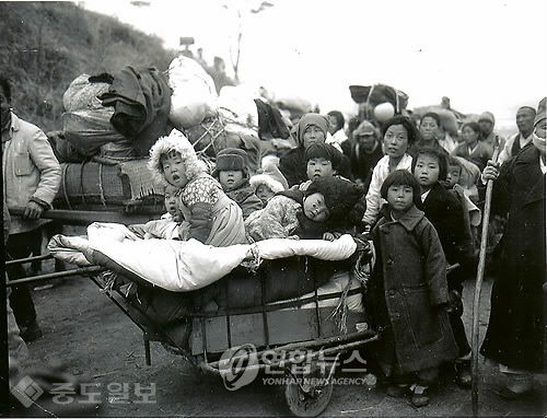 ▲ 1951년 1월 5일. 1.4 후퇴 당시 서울을 떠나 남으로 향하는 피난민의 행렬./사진=연합 DB ▲ 1951년 1월 5일. 1.4 후퇴 당시 서울을 떠나 남으로 향하는 피난민의 행렬./사진=연합 DB