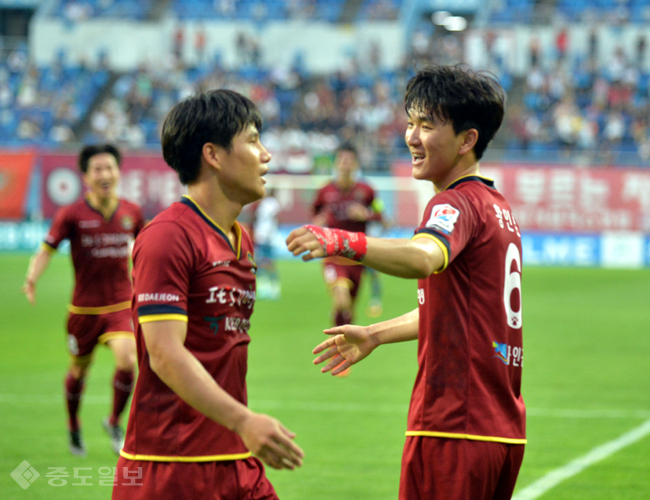 ▲ 동찬이형 고맙습니다. 대전시티즌 황인범이 14일 오후 7시 대전월드컵경기장에서 열린 현대오일뱅크 K리그 챌린지 2016 28라운드 강원과의 홈경기에서 전반 14분 선제골을 터트리고 골을 어시스트한 김동찬과 기뻐하고 있다. ▲ 동찬이형 고맙습니다. 대전시티즌 황인범이 14일 오후 7시 대전월드컵경기장에서 열린 현대오일뱅크 K리그 챌린지 2016 28라운드 강원과의 홈경기에서 전반 14분 선제골을 터트리고 골을 어시스트한 김동찬과 기뻐하고 있다.