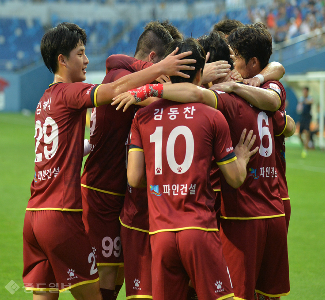 ▲ 오늘 이 골로 홈3연승 가자. 대전시티즌 시티즌 선수들이 전반14분 황인범의 골을 축하하며 서로를 격려하고 있다. 