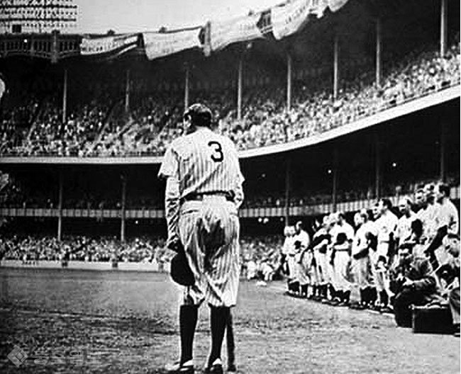 ▲ 마지막으로 팬들 앞에 모습을 보인 베이브 루스의 이 장면은 1949년 퓰리처상 보도사진 부문을 수상했다./사진=유튜브
<br /> ▲ 마지막으로 팬들 앞에 모습을 보인 베이브 루스의 이 장면은 1949년 퓰리처상 보도사진 부문을 수상했다./사진=유튜브
<br />