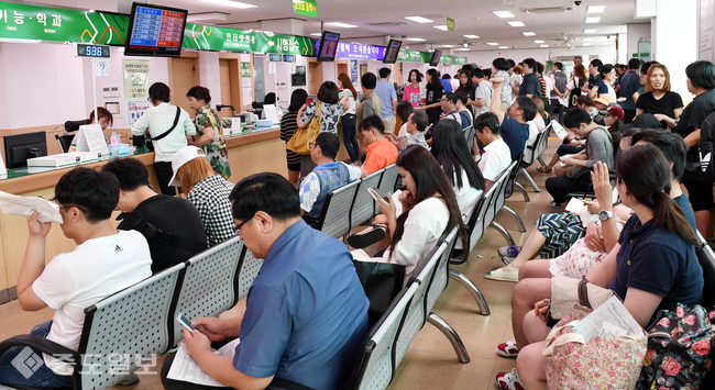 ▲ 16일 동구 대별동 대전운전면허시험장이 시험접수와 면허발급을 받으려는 사람들로 북적이고 있다. 대전지역에서 광복절 특사로 사면 받는 대상자는 4만 4315명이며 이중 4만 1064명이 벌점부과 삭제 대상자이고 면허 재취득 대상자는 1018명이다. 이성희 기자 token77@