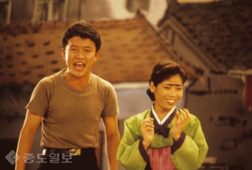 ▲ '쓰리랑 부부' 출연 당시 김미화. 일자형 눈썹의 대표 아이콘이다./출처=경향신문 DB ▲ '쓰리랑 부부' 출연 당시 김미화. 일자형 눈썹의 대표 아이콘이다./출처=경향신문 DB