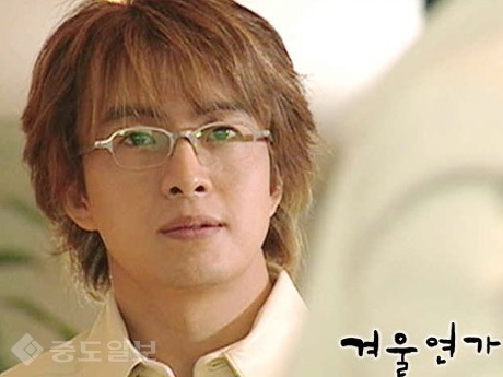 ▲ 초승달 눈썹은 만인의 연인상이다. 드라마 겨울연가 출연 당시의 배용준. ▲ 초승달 눈썹은 만인의 연인상이다. 드라마 겨울연가 출연 당시의 배용준.