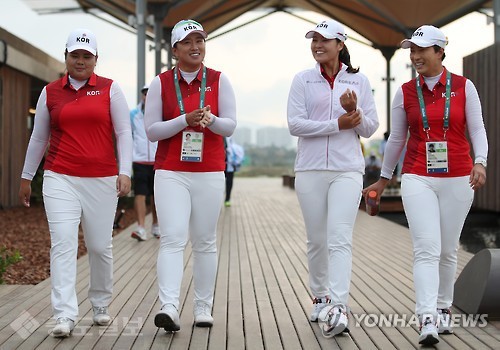 ▲한국 여자골프 '당당한 발걸음'
<br />한국 여자골프 대표팀의 박세리 감독(오른쪽부터)과 전인지, 양희영, 박인비가 지난 15일 오후(현지시간) 브라질 리우데자네이루 올림픽 골프 코스에서 훈련을 마치고 기자회견장으로 향하고 있다./사진=연합 DB ▲한국 여자골프 '당당한 발걸음'
<br />한국 여자골프 대표팀의 박세리 감독(오른쪽부터)과 전인지, 양희영, 박인비가 지난 15일 오후(현지시간) 브라질 리우데자네이루 올림픽 골프 코스에서 훈련을 마치고 기자회견장으로 향하고 있다./사진=연합 DB