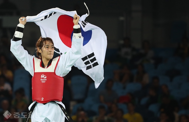 ▲ 한국 여자 태권도 대표팀의 김소희가 17일 오후(현지시간) 브라질 리우데자네이루 올림픽파크 카리오카 아레나3에서 열린 2016 리우올림픽 태권도 여자 49㎏급 결승에서 티야나 보그다노비치(세르비아)를 꺾고 금메달을 차지한 뒤 환호하고 있다./연합뉴스