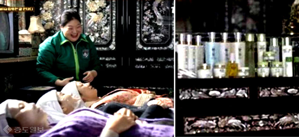 ▲ 화장품 방문판매원에게 얼굴 마사지를 받고 있는 '응팔'의 아줌마들 모습<왼쪽>과 정환이 엄마의 화장대 모습/사진=tvN '응답하라 1988' 캡처 