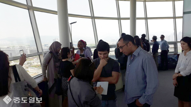 ▲ 访问瞭望台的外国人。图片
<br /> ▲ 访问瞭望台的外国人。图片
<br />