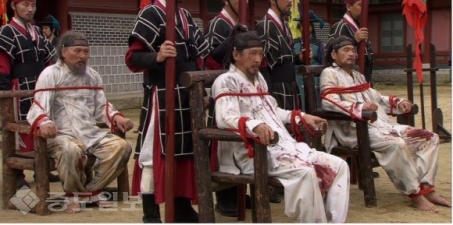 ▲ 수양대군(세조)의 딸과 김종서 아들의 사랑을 그린 KBS 드라마 ‘공주의 남자’에서 사육신들이 심문당하는 장면./출처=서울신문 ▲ 수양대군(세조)의 딸과 김종서 아들의 사랑을 그린 KBS 드라마 ‘공주의 남자’에서 사육신들이 심문당하는 장면./출처=서울신문