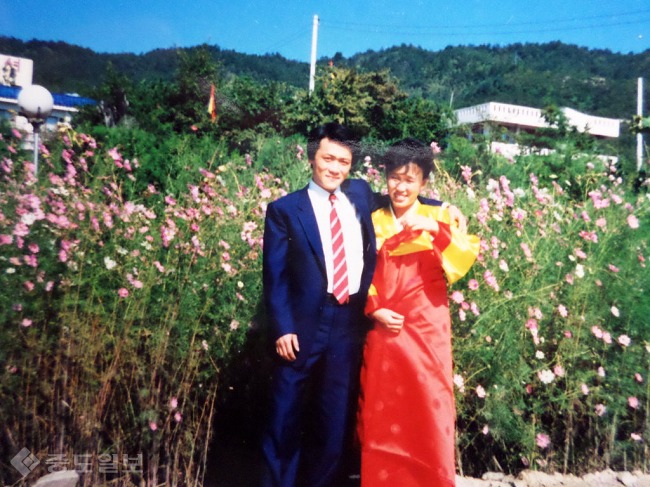 ▲ 젊은 시절의 필자 홍경석씨와 아내 ▲ 젊은 시절의 필자 홍경석씨와 아내