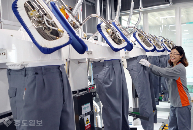 ▲ 한국타이어가 설립한 자회사형 장애인표준사업장 ‘한국동그라미파트너스’소속 직원이 세탁실에서 작업을 하고 있다.