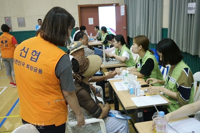 ▲ 열린의사회원과 운산신협 직원이 지난 21일 서산 운산초에서 지역민에게 진료 서비스를 펼치고 있다.