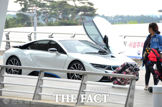 ▲배우 하지원도 지난 4월 직접 BMW i8를 끌고 인천공항에 도착했다. 사진=더팩트 ▲배우 하지원도 지난 4월 직접 BMW i8를 끌고 인천공항에 도착했다. 사진=더팩트