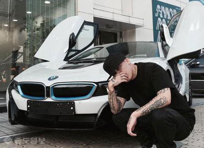 ▲자동차 마니아인 래퍼 도끼는 BMW i8를 국내 1호로 구입했다. 사진=도끼 인스타그램 ▲자동차 마니아인 래퍼 도끼는 BMW i8를 국내 1호로 구입했다. 사진=도끼 인스타그램