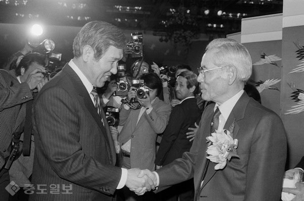 ▲ 이병철 전 삼성그룹 회장(오른쪽)이 1986년 서울 신라호텔에서 열린 이 전 회장의 희수연 및 ‘호암자전’ 출판기념회에서 민정당 노태우 대표와 악수하고 있다. /사진=연합 DB ▲ 이병철 전 삼성그룹 회장(오른쪽)이 1986년 서울 신라호텔에서 열린 이 전 회장의 희수연 및 ‘호암자전’ 출판기념회에서 민정당 노태우 대표와 악수하고 있다. /사진=연합 DB