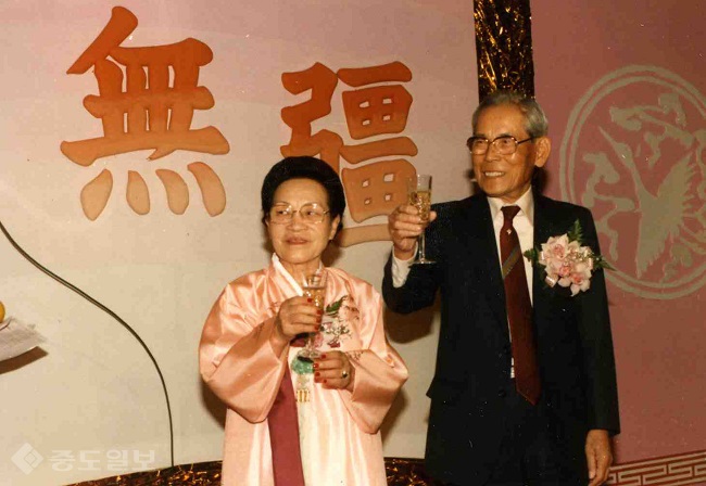 ▲1986년 신라호텔에서 열린 삼성그룹 이병철 회장의 희수연 및 호암자전 출판기념회에서 이 회장 내외가 건배를 제의하고 있다. /사진=연합 DB ▲1986년 신라호텔에서 열린 삼성그룹 이병철 회장의 희수연 및 호암자전 출판기념회에서 이 회장 내외가 건배를 제의하고 있다. /사진=연합 DB