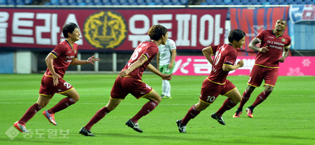 ▲ 동찬이형 어딜 도망가? 선취골을 성공시키고 벤치로 달려가는 김동찬.