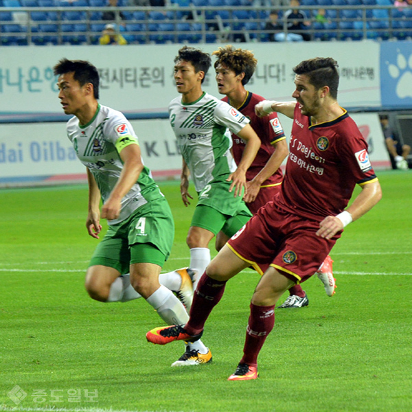 ▲ 대전시티즌 구스타보가 전반12분 팀의 두 번째 골을 성공시키는 순간 ▲ 대전시티즌 구스타보가 전반12분 팀의 두 번째 골을 성공시키는 순간