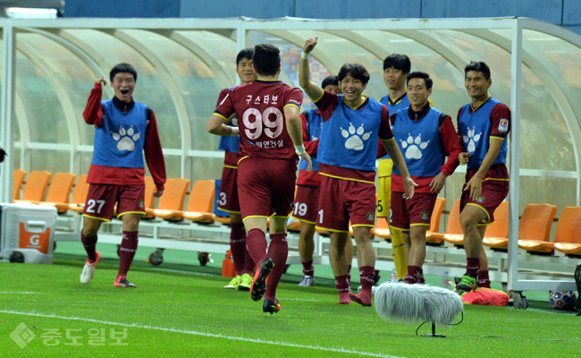 ▲ 추가골의 기쁨은 동료들과 함께 ▲ 추가골의 기쁨은 동료들과 함께