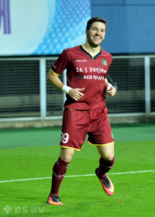 ▲ 후반 15분 팀의 5번째 골을 터트리는 구스타보 ▲ 후반 15분 팀의 5번째 골을 터트리는 구스타보