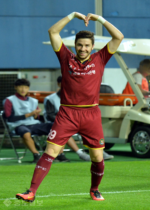 ▲ 시티즌팬 여려분 사랑합니다! 구스타보가 팀의 5번째 골을 터트리며 팬들에게 하트세레모니를 선보이고 있다. ▲ 시티즌팬 여려분 사랑합니다! 구스타보가 팀의 5번째 골을 터트리며 팬들에게 하트세레모니를 선보이고 있다.