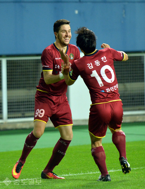 ▲ '고마워요 동찬이형' 구스타보가 자신의 멀티골을 도움한 김동찬과 함께 기쁨을 나누고 있다. ▲ '고마워요 동찬이형' 구스타보가 자신의 멀티골을 도움한 김동찬과 함께 기쁨을 나누고 있다.