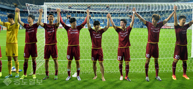 ▲ 만세삼창을 외치는 자주빛 전사들