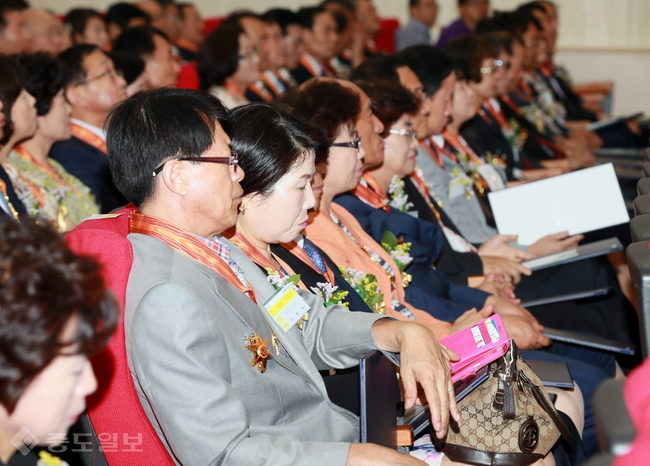 ▲ 충남교육청은 30일 대강당에서 퇴임교육공무원 및 가족들이 참석한 가운데 8월 말 퇴임 교육공무원에 대한 정부포상 전수식을 개최했다./충남교육청 제공.